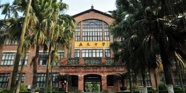 前身是荔湾三大书院之一的真光书院,1872年由美国人那夏理女士在广州