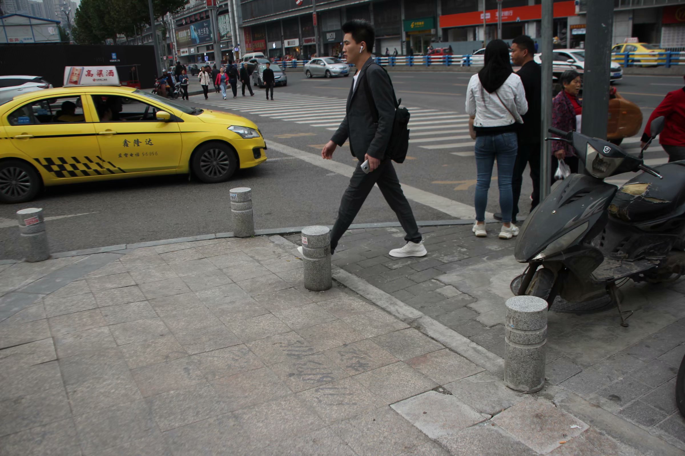 重庆一街头六块地砖破损  行人担心摔倒有安全隐患