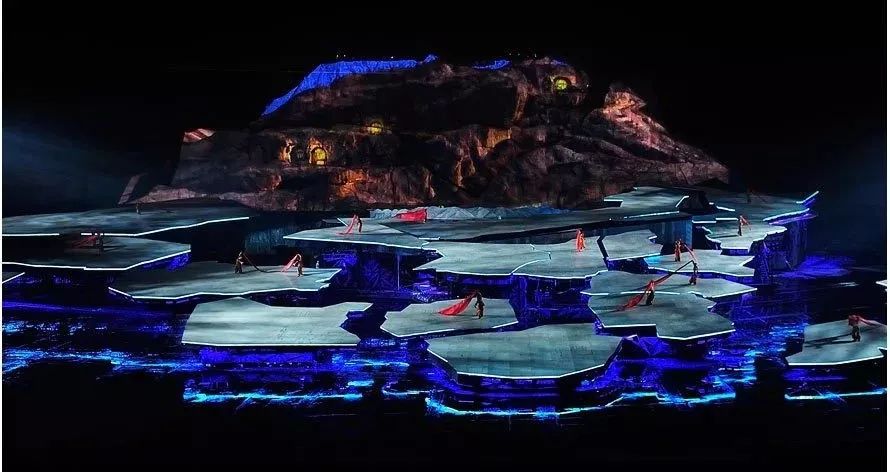 实景演出是一种以真山真水为演出舞台,以当地文化,民俗为主要内容