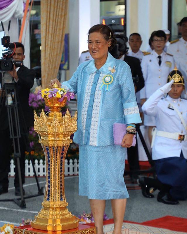 原创泰国诗琳通公主总算改变了蓝裙配紫包玩撞色褶皱太多显邋遢啊