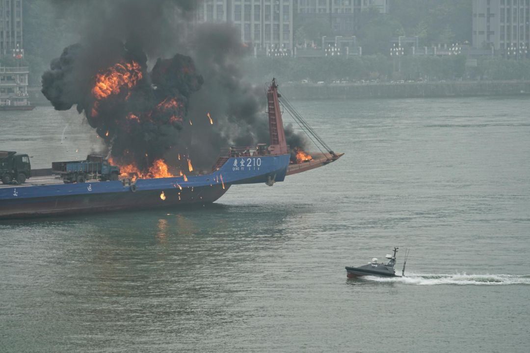 集装箱船下行至涪陵黄旗码头水域时,与上行的一艘载客滚装船发生碰撞