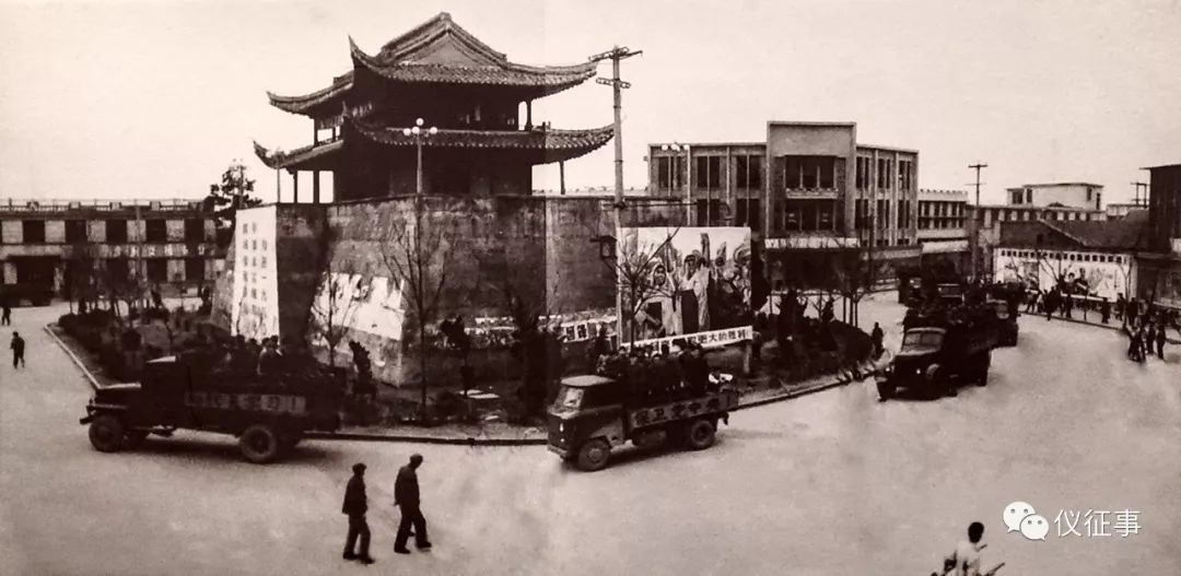 举办"仪征市庆祝新中国成立70周年大型图片展",其中有1967年的老照片