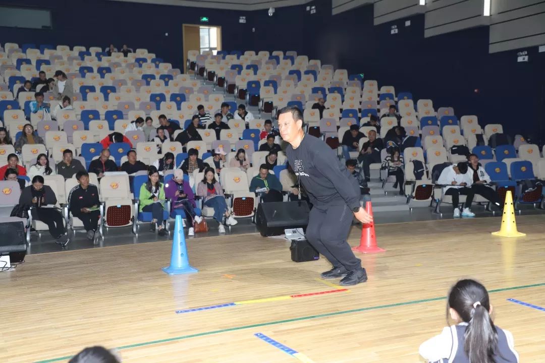 《立定跳远/体育张外北区 张亚东《立定跳远/体育塘桥中心小学 邹