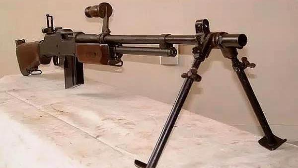步枪当成机枪使用经典的勃朗宁bar1918朝鲜战争双方大量使用