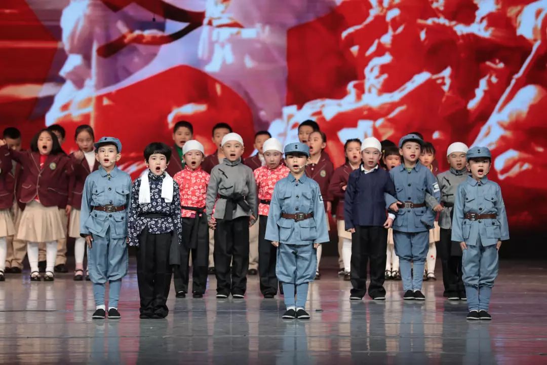 花二61戏剧节传承红色基因筑梦多彩未来戏剧节花园村第二小学一年级