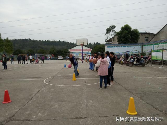 遂宁经开区凤台小学召开2019年下期家校共育座谈会