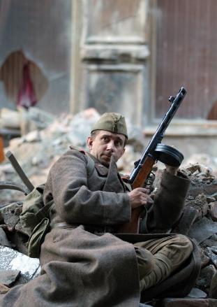 每分钟扫射900发子弹 一个连装备100枝的冲锋枪 士兵最爱