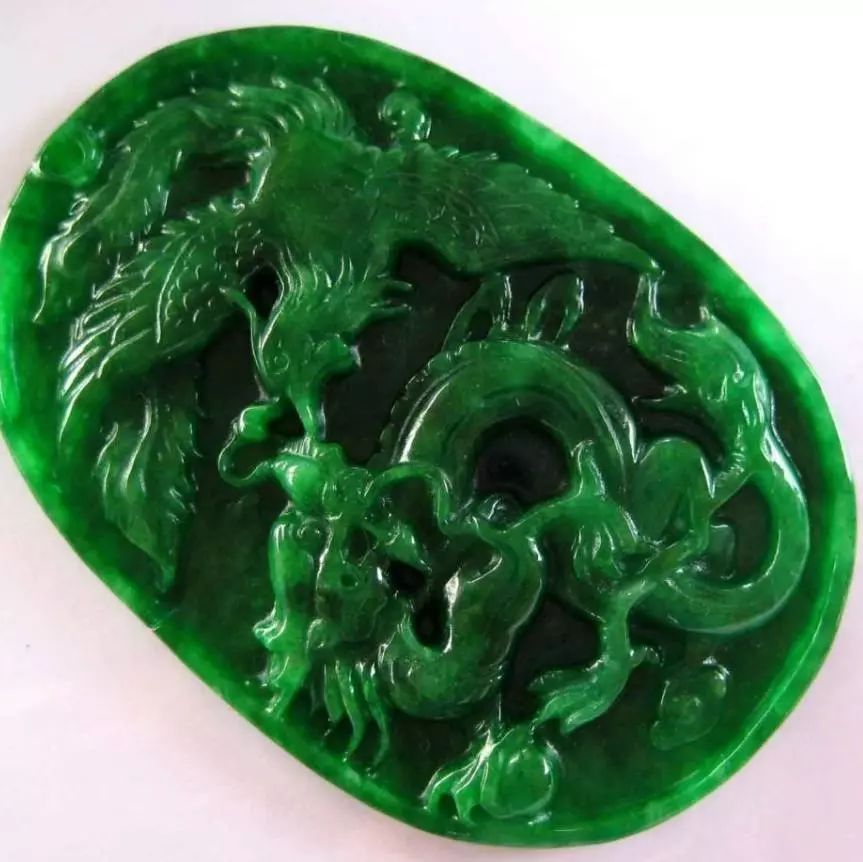 铁龙生外观呈翠绿色,且满色,但视觉上色调比较深沉,给人一种质不好,"