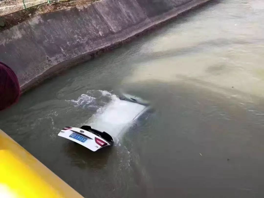 突发咸阳一私家车翻入河里一男一女失踪