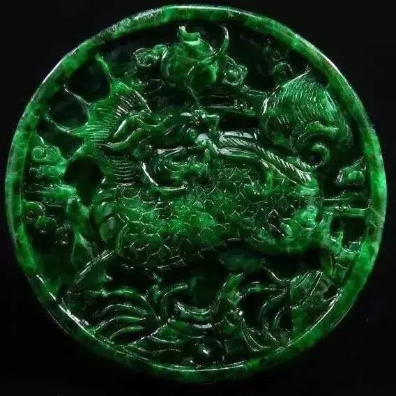 干青种(翡翠)铁龙生外观呈翠绿色,且满色,但视觉上色调比较深沉,给人