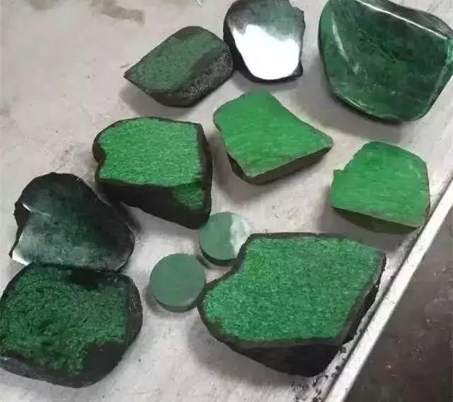 虽然作为钠长石玉的摩西西在市场上经常由于在外观上与铁龙生,干青种