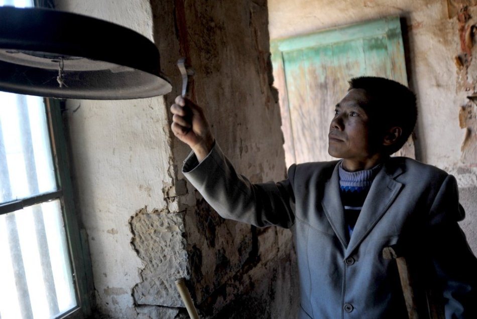 编外老师拄拐山村支教20多年最大心愿有个轮椅上课不会摔倒