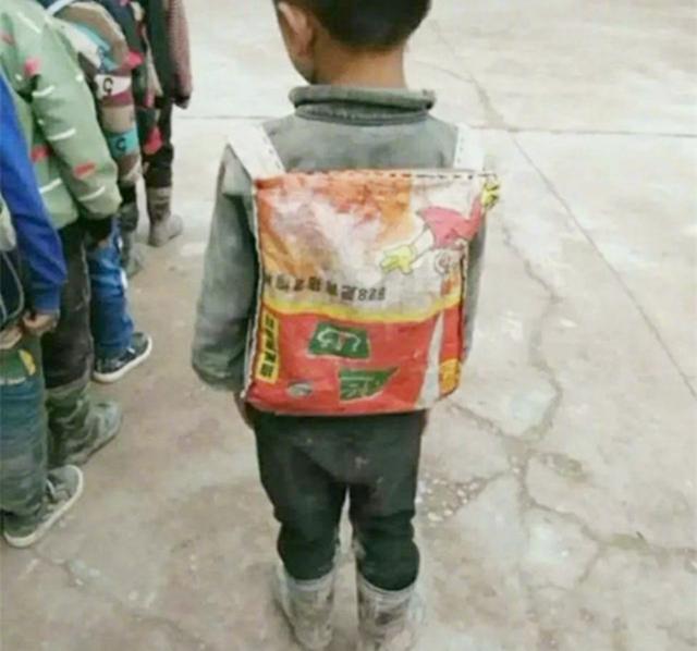 放学后他永远站在班级队伍的外面看见他的书包后老师一言不发