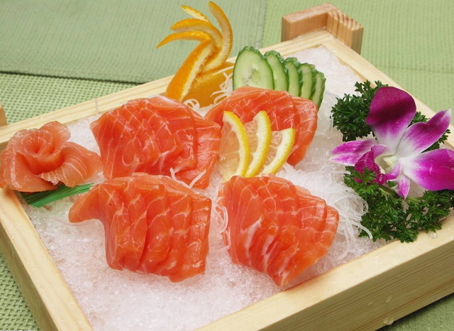 三文鱼刺身怎么做,怎么正确的吃生鱼片,才能减少细菌感染呢?