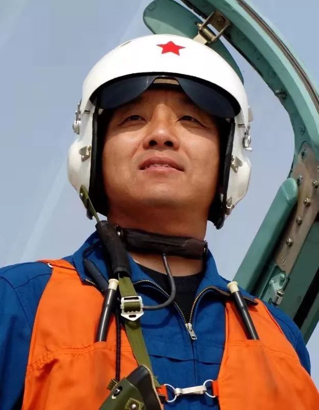 宁明,原空军航空兵某部特级飞行员,大校军衔,毕业于俄罗斯联邦加加林