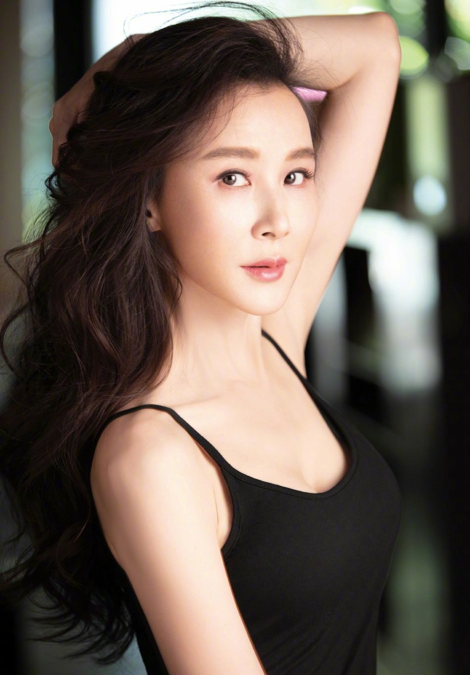 51岁萧蔷晒写真脸蛋精致上围傲人堪比林志玲