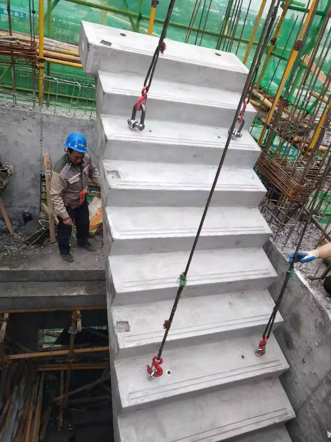 预制楼梯吊装(6)吊装时应先将水平构件吊离地面约500mm,检查吊索是否