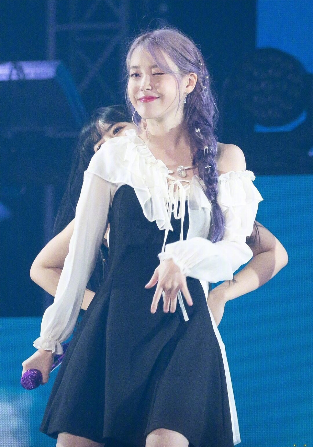 iu李智恩蓝紫发色仙气十足紫色运动套装活力满满