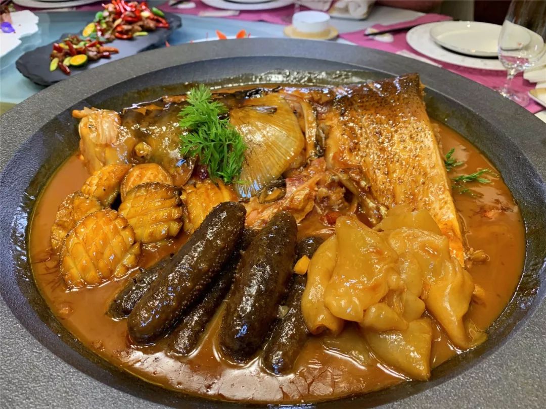 长春独一份的鱼头佛跳墙吃过吗?海参鲍鱼花胶也太补啦!环境也是超有意