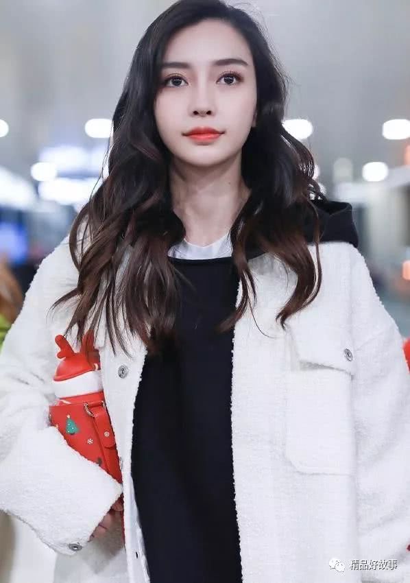 杨颖的鹅蛋脸真的太精致了,小巧的脸型凸显了五官的精致,脸型偏瘦