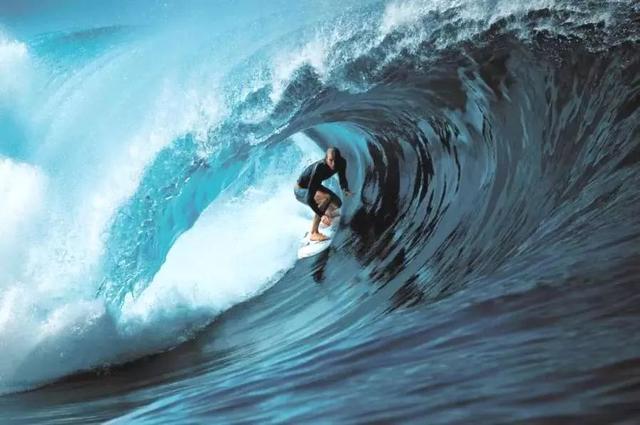 两腿前后自然开立,两膝微屈,随波逐浪,快速滑行