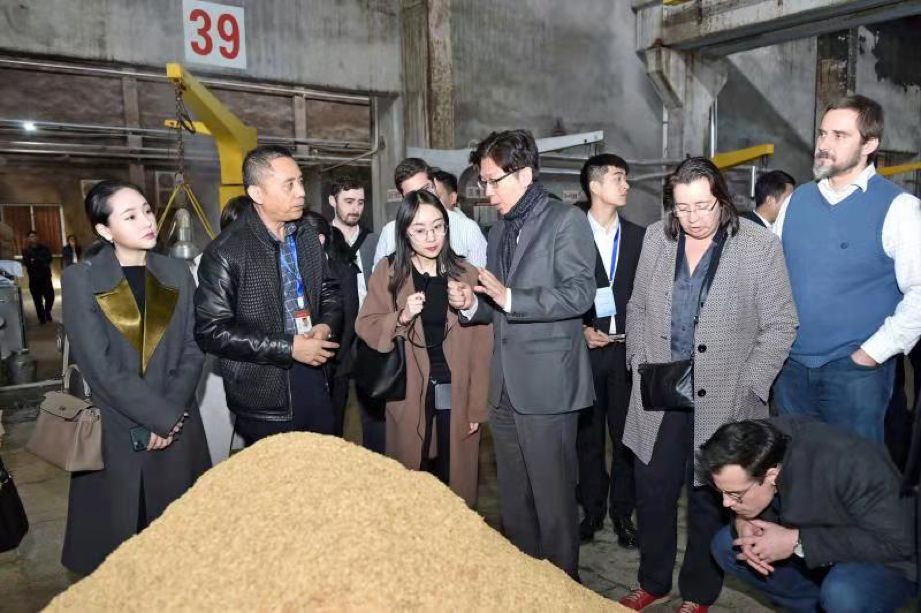 在宜宾市委常委,统战部部长李学焦,五粮液股份公司副总经理唐圣云的