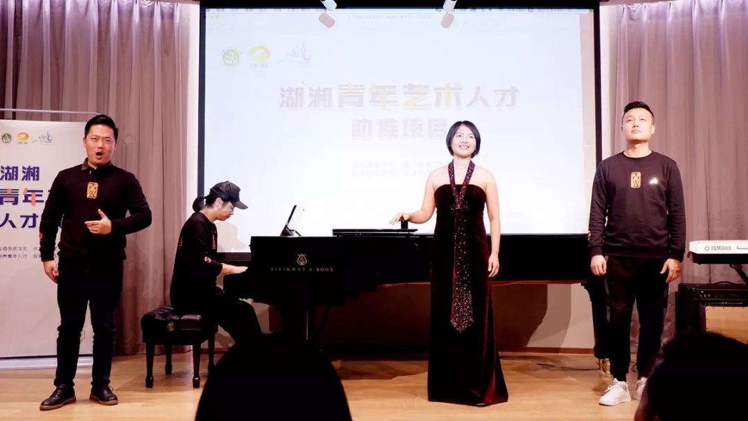 画(为芒果v基金音乐教室公益项目而作"音"为梦想》演唱:傅贝宜(右)