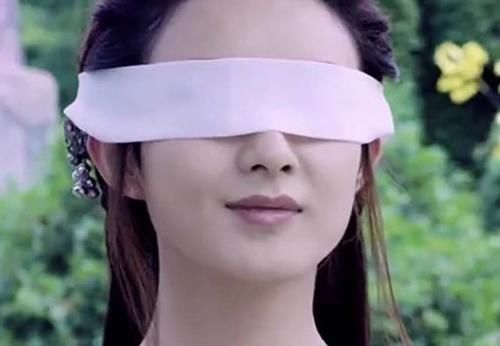 原创同样是白绫遮眼,赵丽颖英气,杨幂惹人怜,看到仙女姐姐恋爱了!