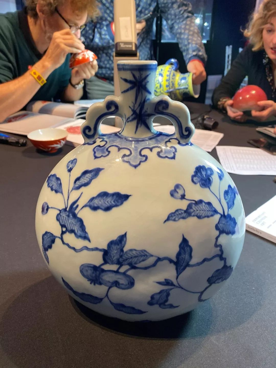 高清上手图伦敦苏富比呈拍御窑瓷器零距离接触