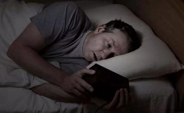 原创警惕熬夜玩手机可致眼睛失明已有人中枪