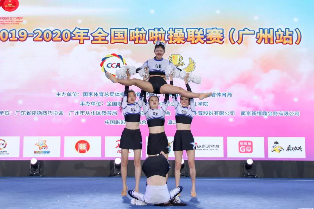 啦啦队一出场便吸引了场下观众们的目光,他们用各种高难度的托举,空翻