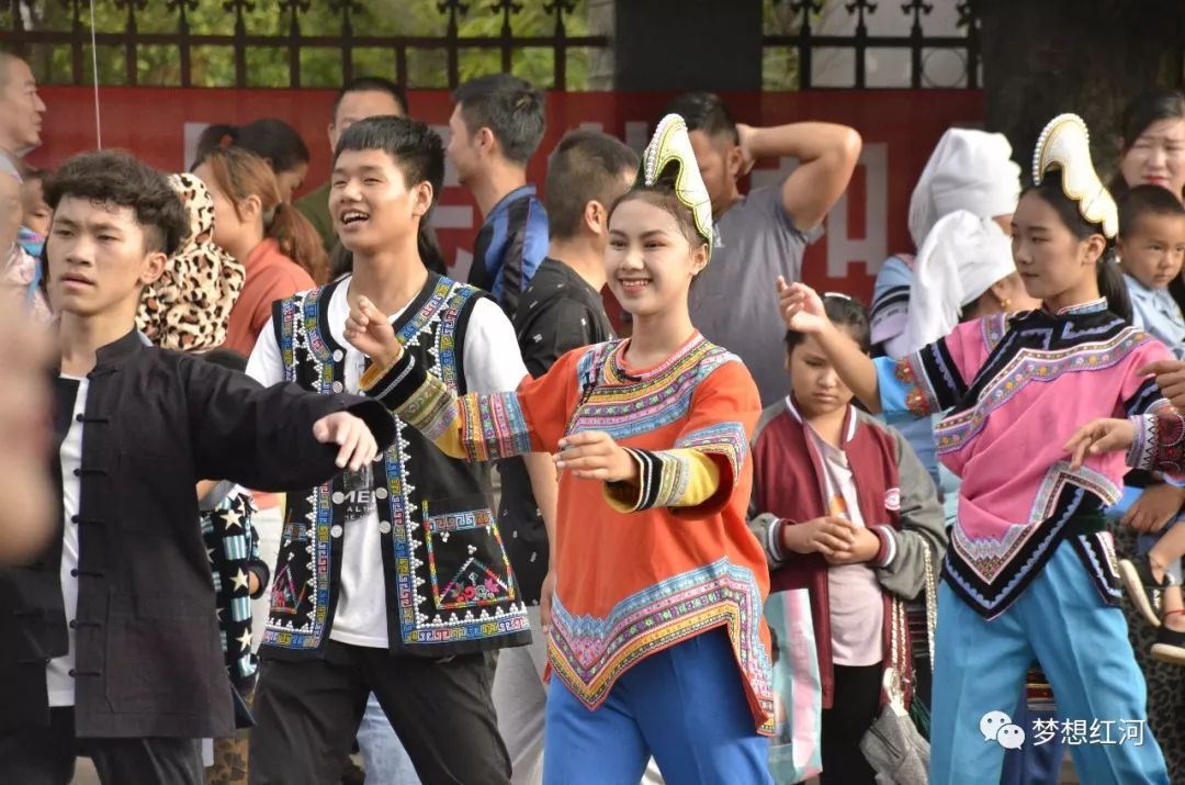 红河县万人齐跳乐作舞歌声舞姿嗨翻全城这一波美图视频快递等你来收