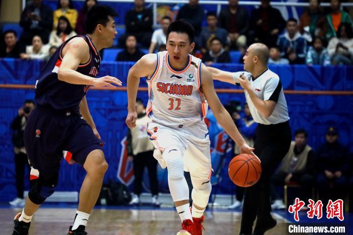 四川队的大外援罗宾逊得到14分12篮板,超强的篮板能力让对手在攻防