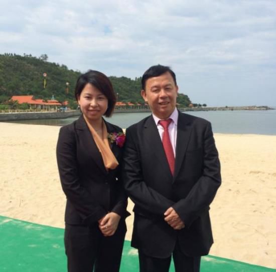 比如大哥黄世再,有二个子女,女儿黄文稀于2005年从美国学成归来后,其