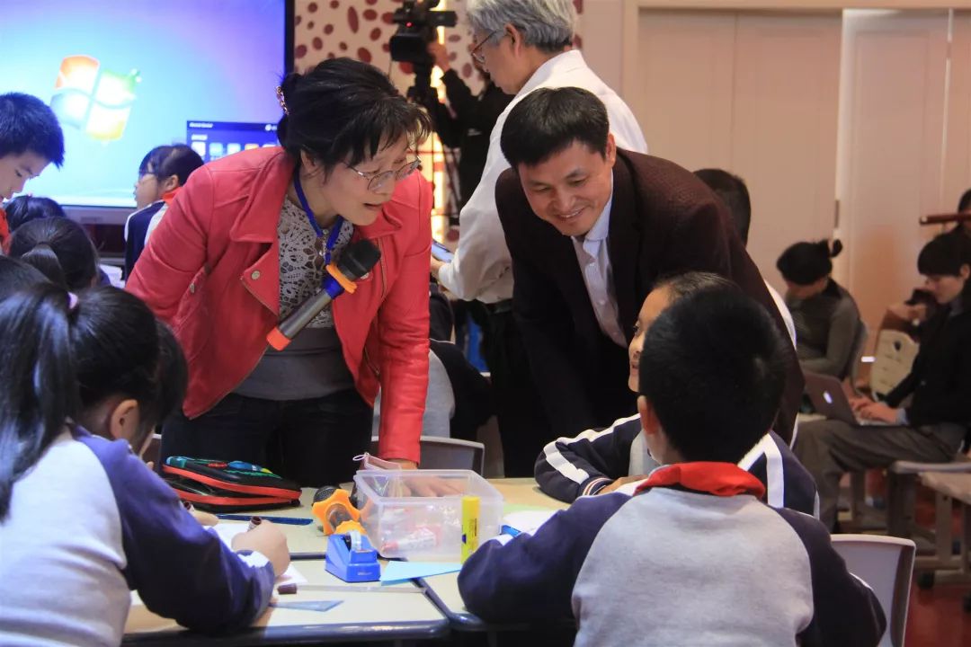 下一张图片 >>4峰会圆桌会议(下午)下午的圆桌会议由章勤琼博士主持