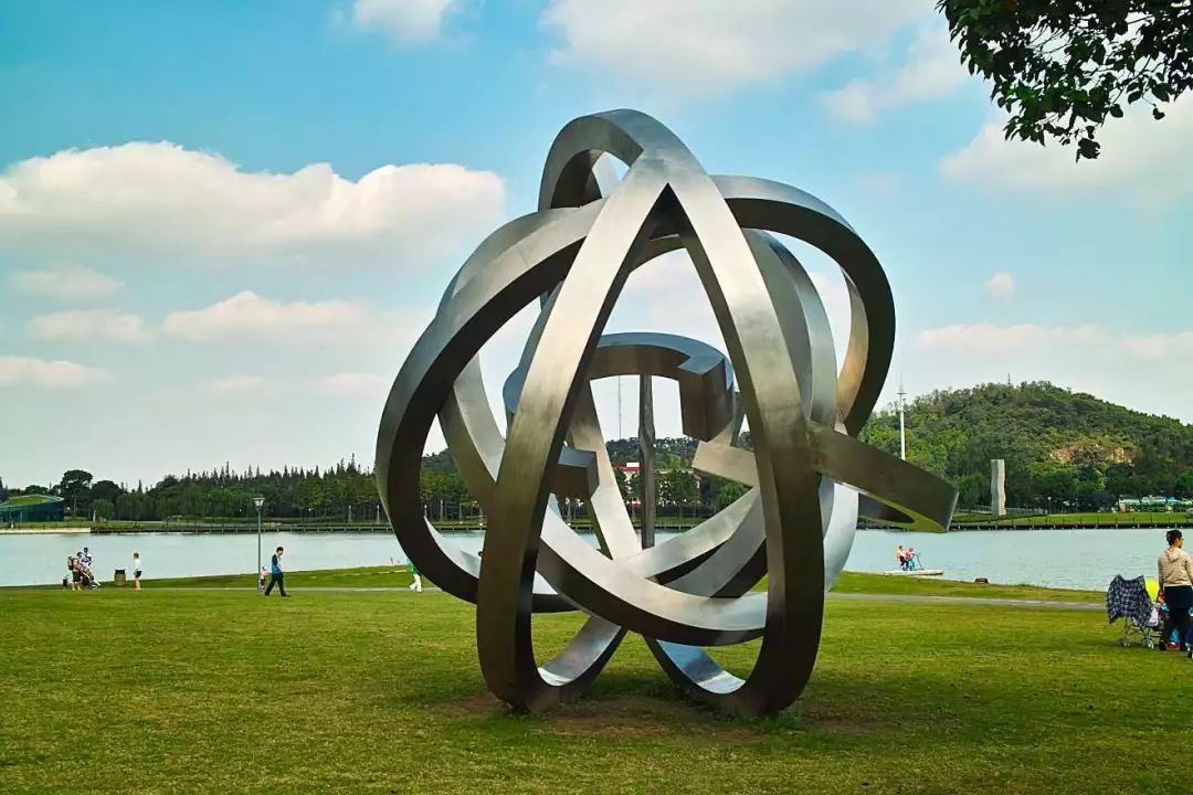 其中的美术馆更是值得一看,以双螺旋地景设计,充分利用地理,且不破坏