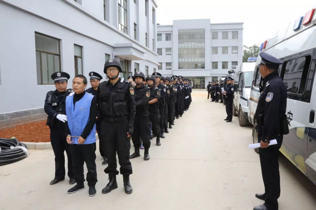 以"李明"为首的楚雄涉黑犯罪团伙22名犯罪嫌疑人公开辨认现场