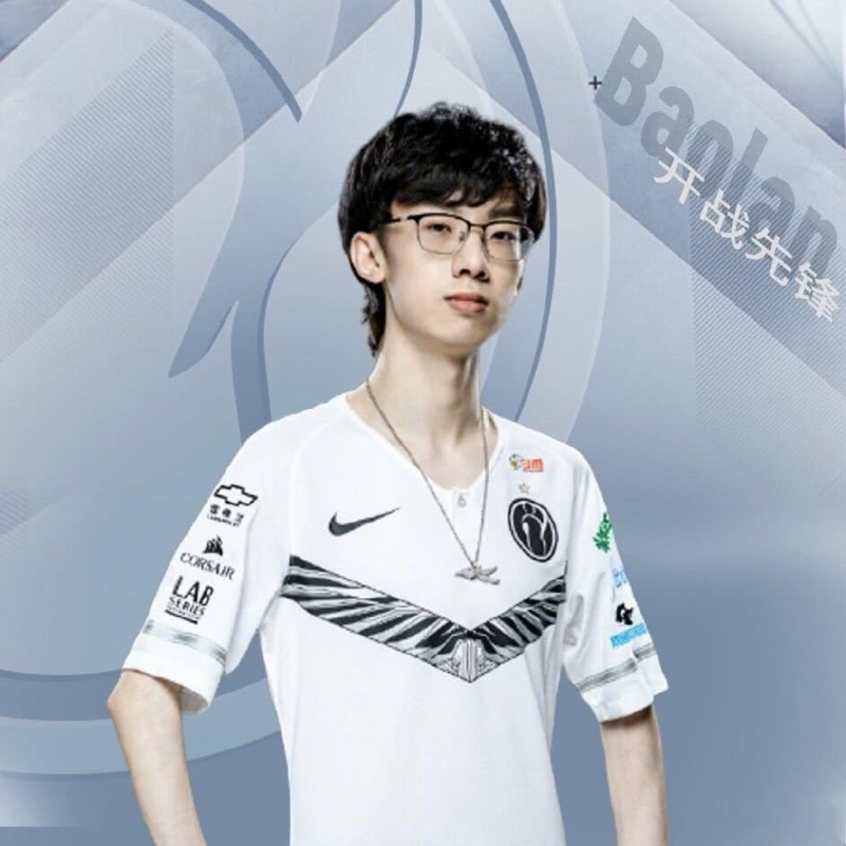 作为去年的冠军辅助,宝蓝王柳弈自然也火了起来.