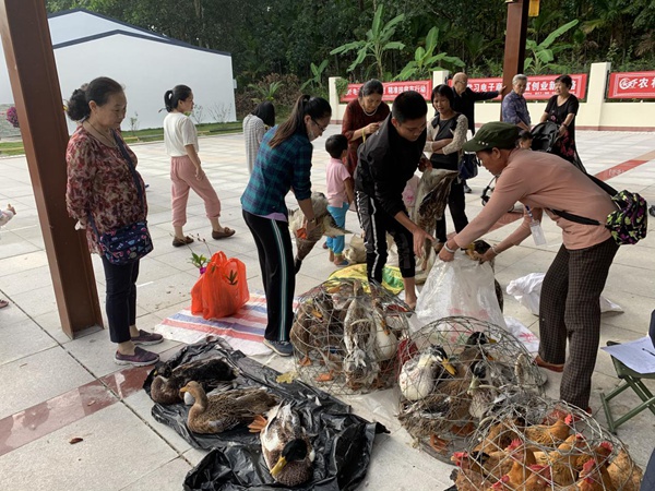 据了解,爱心扶贫大集市是保亭实施消费扶贫的一项具体行动,政府搭建