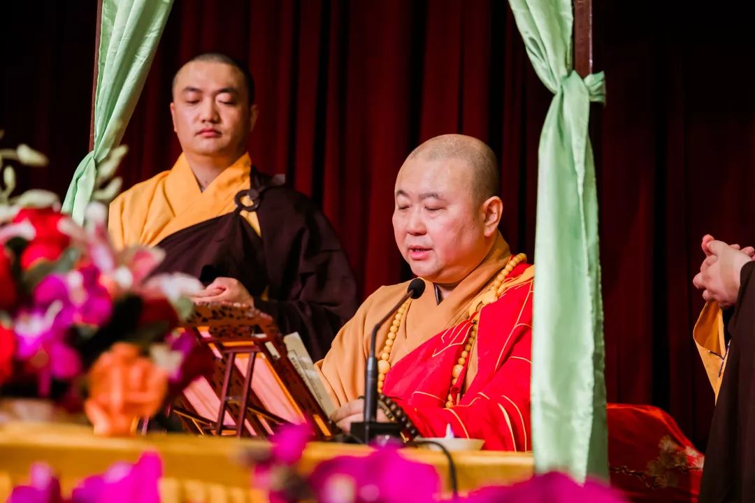 最后觉醒大和尚特别嘱咐众佛弟子:皈依佛宝就要以佛为楷模见贤思齐