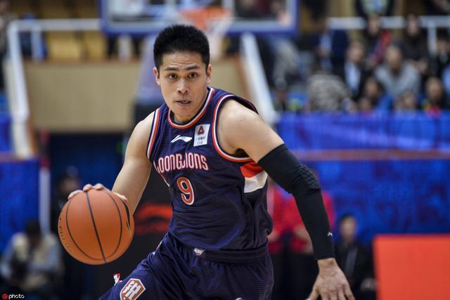 四川队取得新赛季首场胜利,外援罗宾逊在比赛中失声痛哭,赛场上发生了