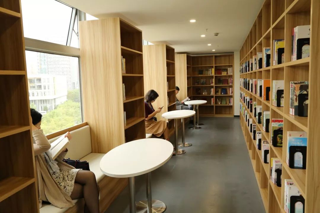报道书香浸润的阅读空间书写出上海的文化气质