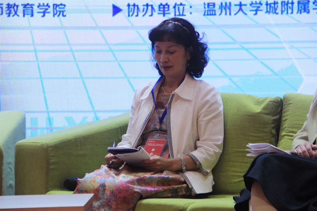 下午的圆桌会议由章勤琼博士主持.