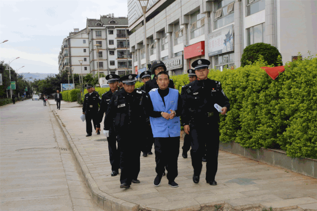 以"李明"为首的楚雄涉黑犯罪团伙22名犯罪嫌疑人公开辨认现场