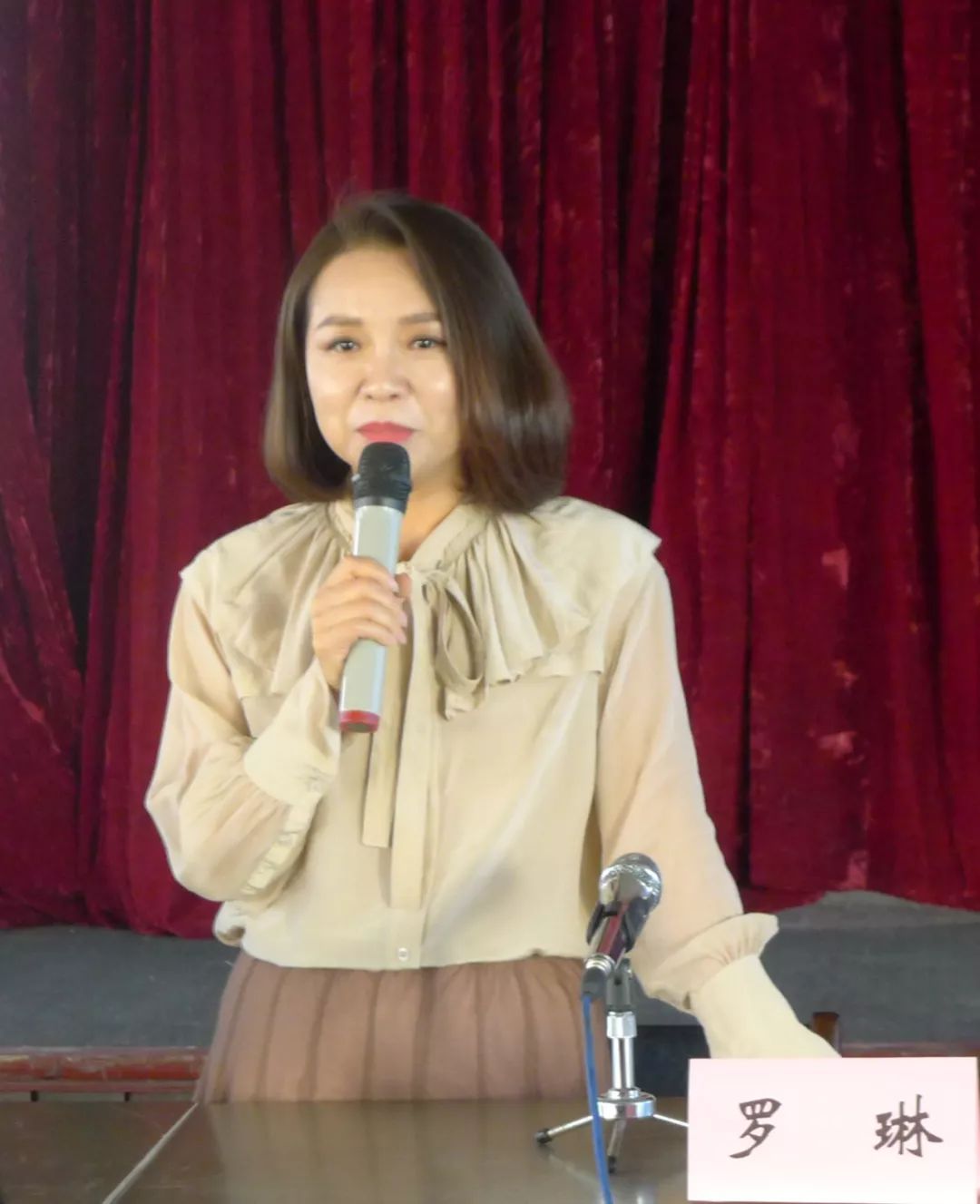 大同市艺校高级讲师赵桂芬主讲的《戏曲程式化表演之特色》以及罗琳