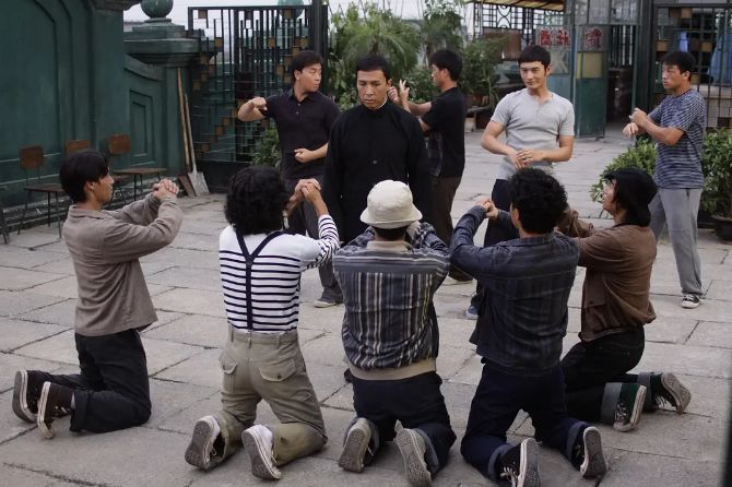 放在了叶问20世纪50年代移居香港,为生活所迫开始开馆收徒的一段经历