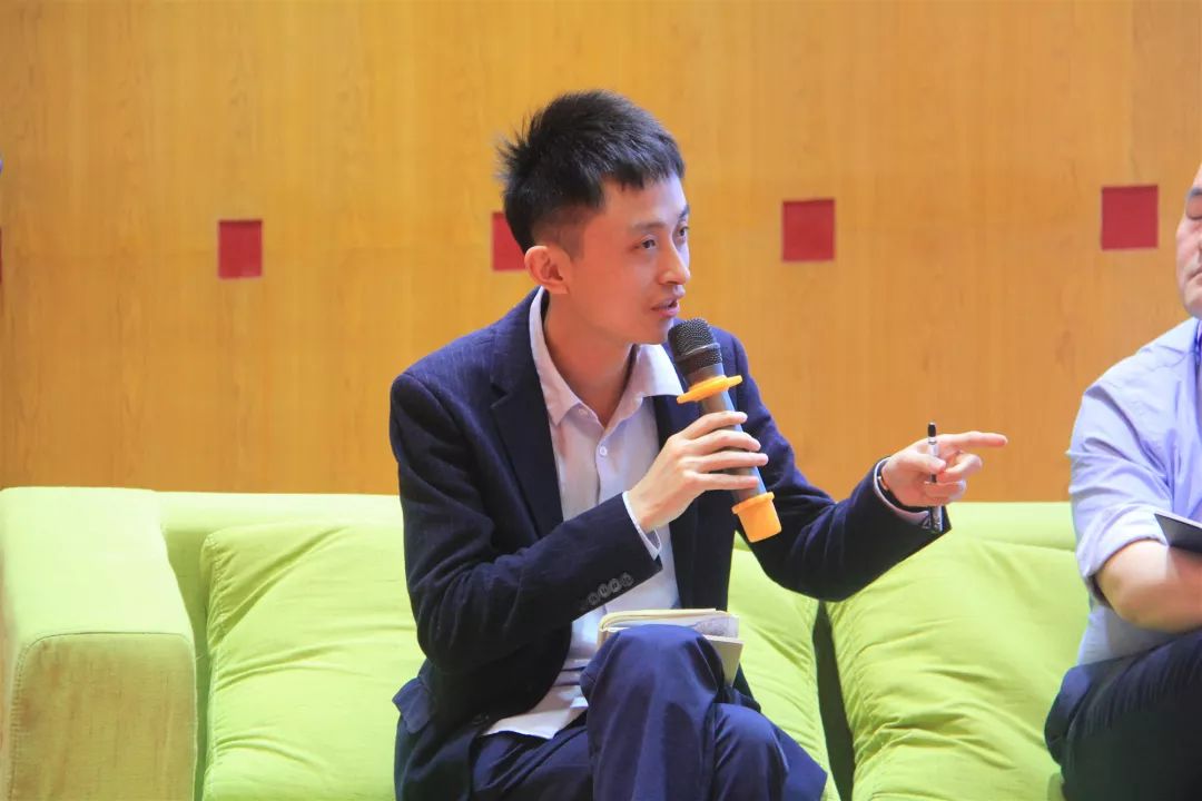 下午的圆桌会议由章勤琼博士主持.