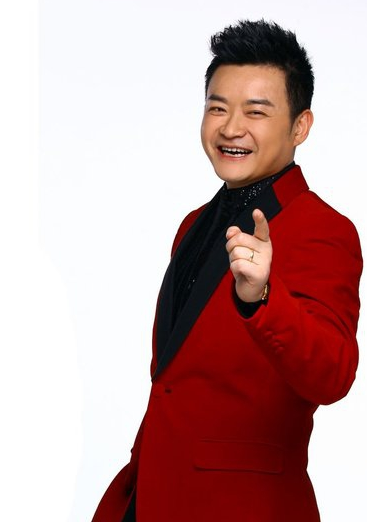 41岁主持人李佳明生活照,与妻子18岁相恋,女儿已13岁