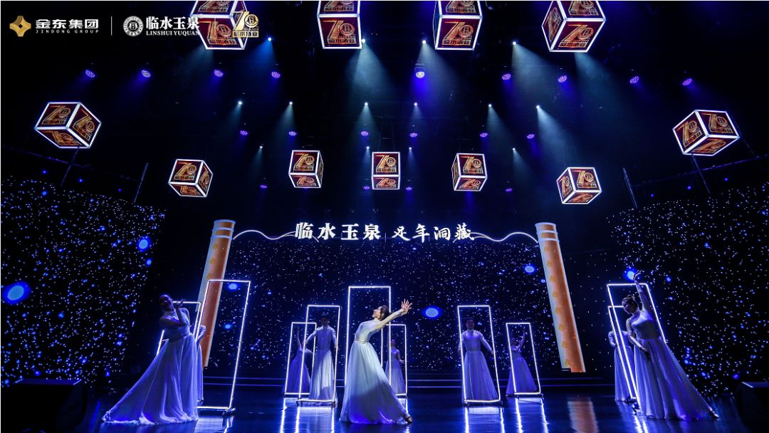 腾格尔携天堂惊艳亚洲一号演播厅临水玉泉70周年盛典舞台