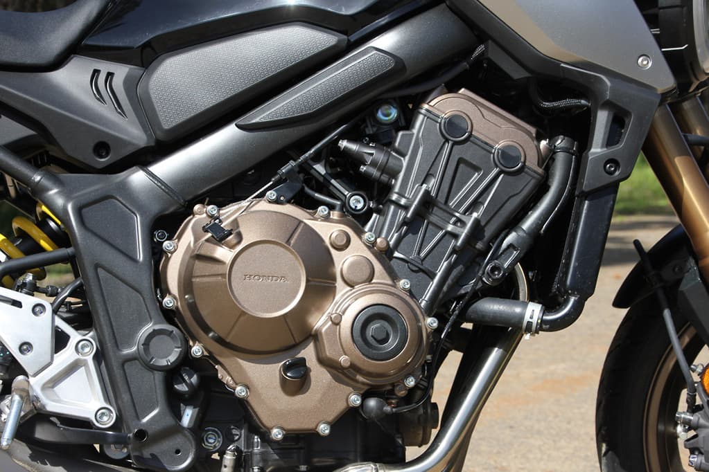 这台直列四缸发动机,是已过时的cbr600rr发动机的改良版,而且冲程更长